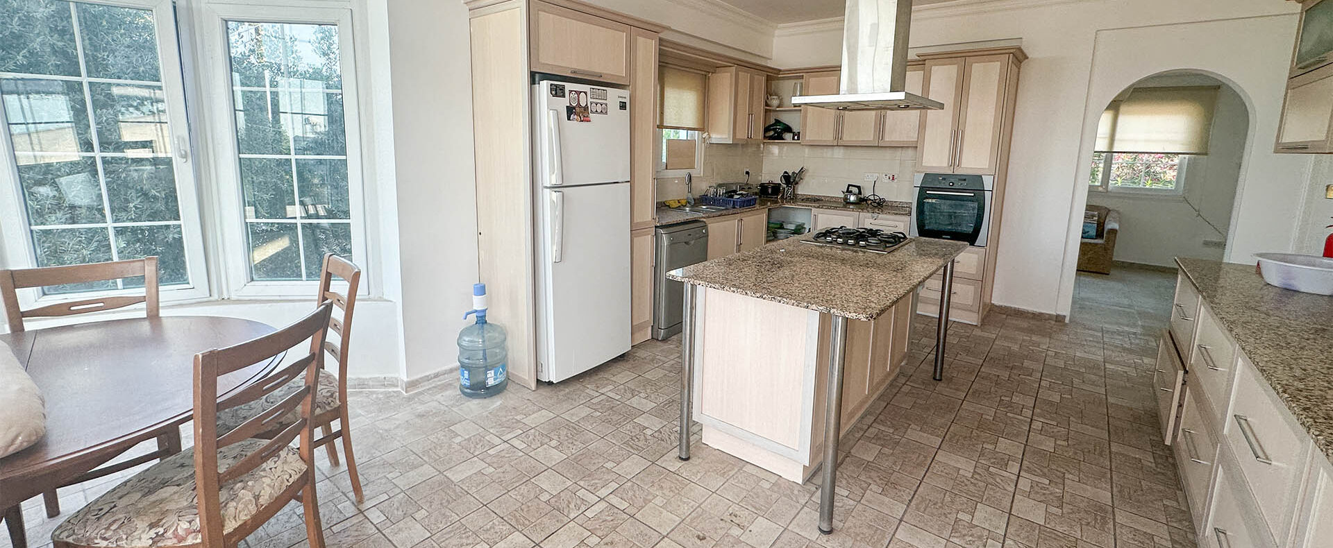 Girne Karşıyaka'da Satılık Deniz Manzaralı Özel Havuzlu Villa