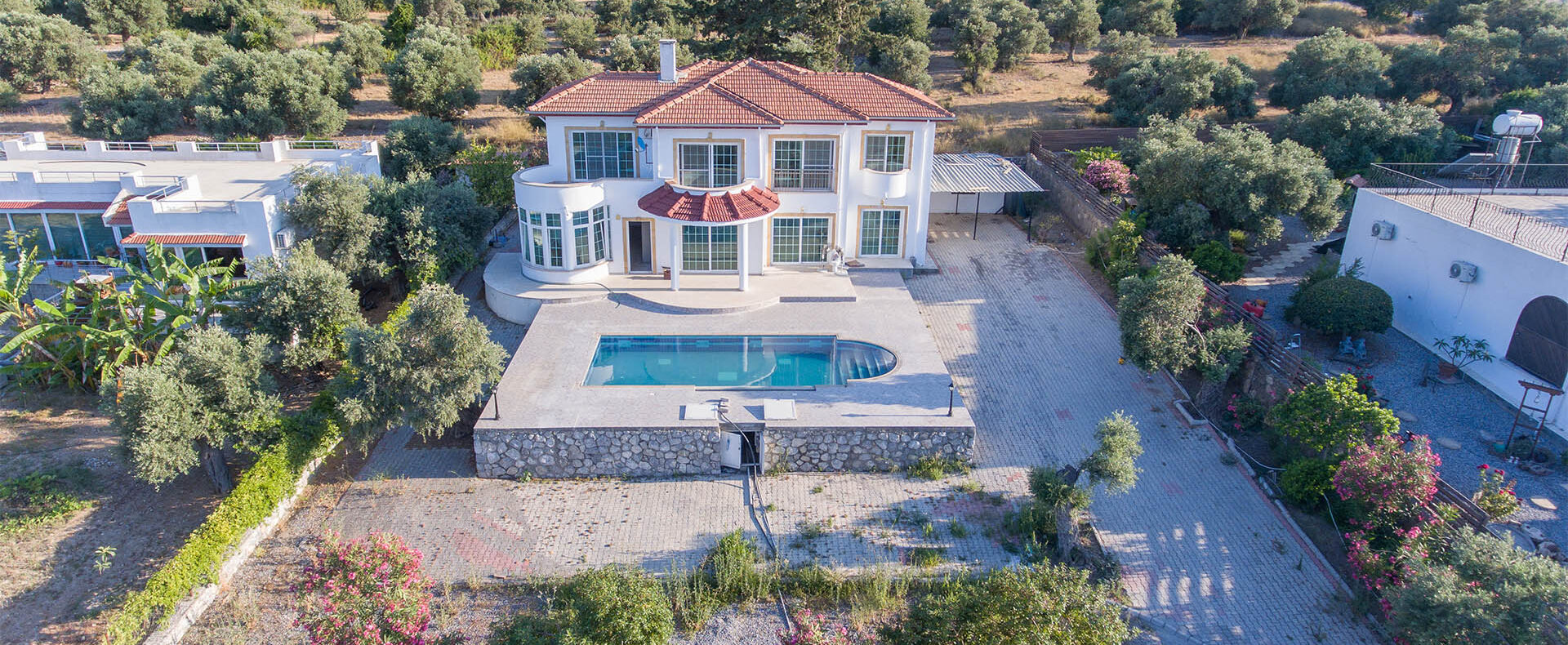 Girne Karşıyaka'da Satılık Deniz Manzaralı Özel Havuzlu Villa