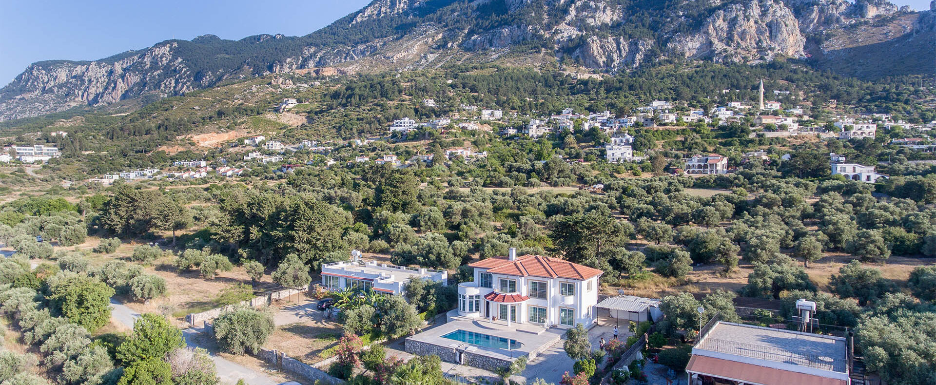 Girne Karşıyaka'da Satılık Deniz Manzaralı Özel Havuzlu Villa