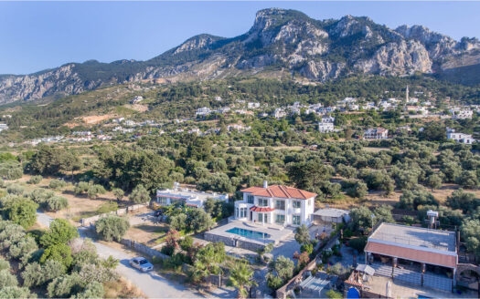 Girne Karşıyaka'da Satılık Deniz ve Dağ Manzaralı, Özel Havuzlu Villa