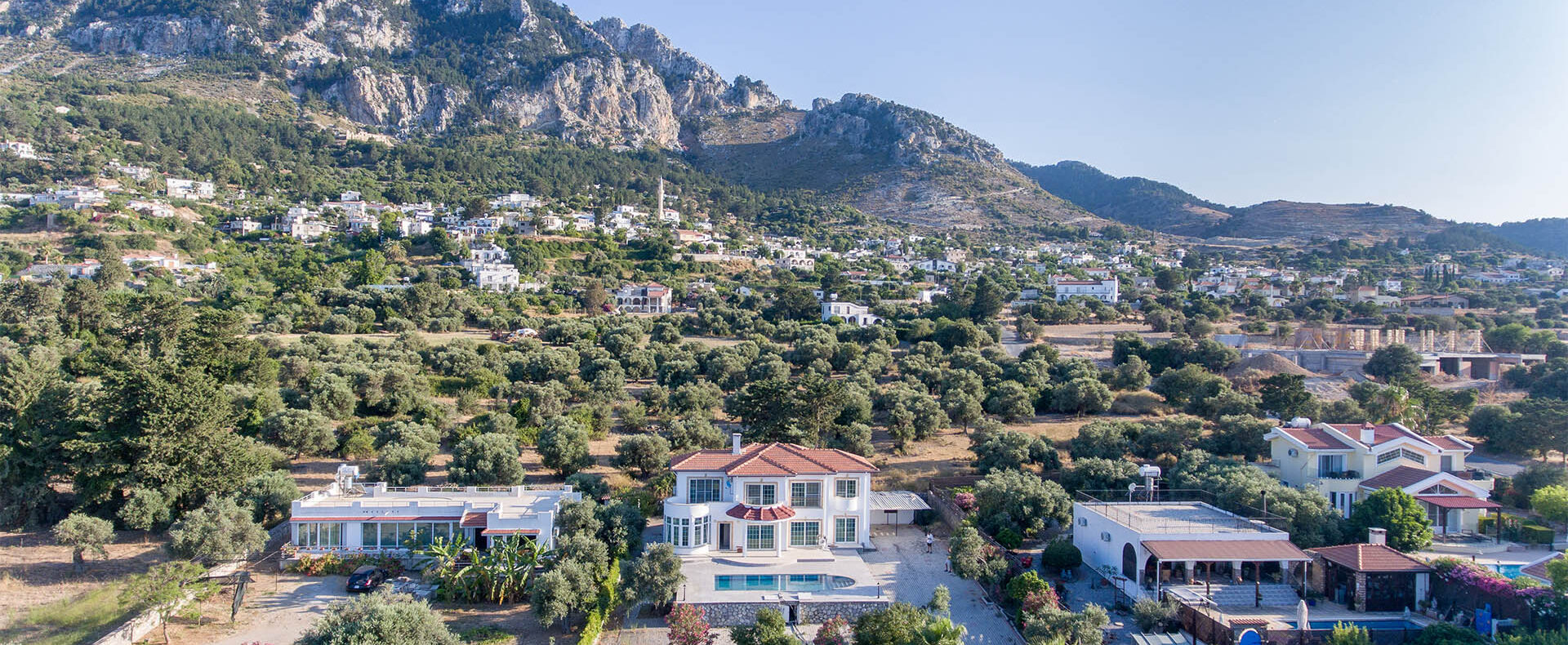 Girne Karşıyaka'da Satılık Deniz Manzaralı Özel Havuzlu Villa