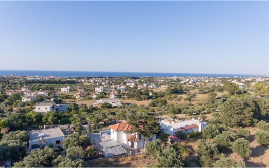 Girne Karşıyaka'da Satılık Deniz ve Dağ Manzaralı, Özel Havuzlu Villa