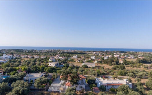 Girne Karşıyaka'da Satılık Deniz ve Dağ Manzaralı, Özel Havuzlu Villa