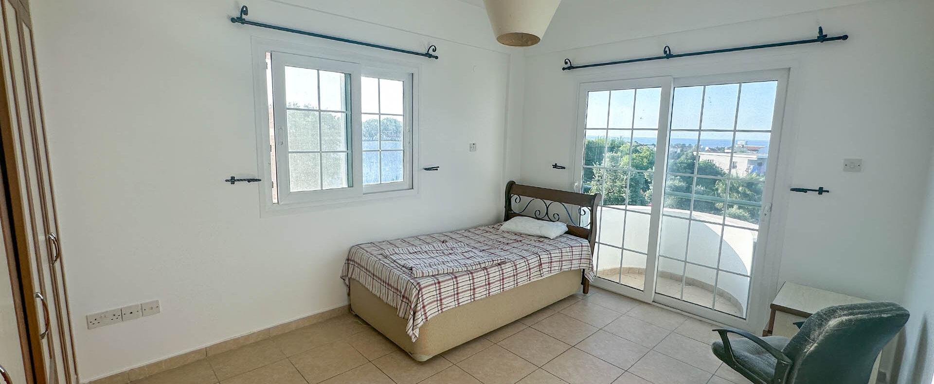 Girne Karşıyaka'da Satılık Deniz Manzaralı Özel Havuzlu Villa