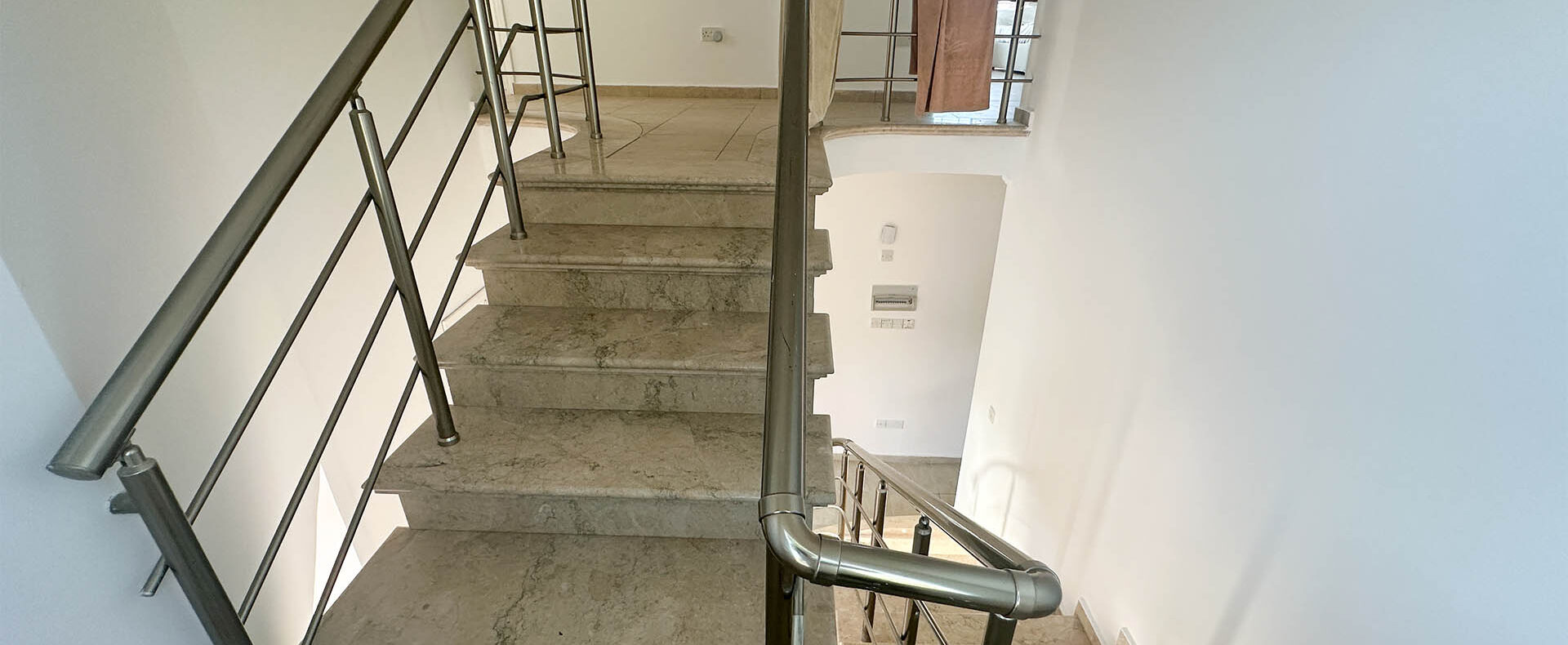 Girne Karşıyaka'da Satılık Deniz Manzaralı Özel Havuzlu Villa