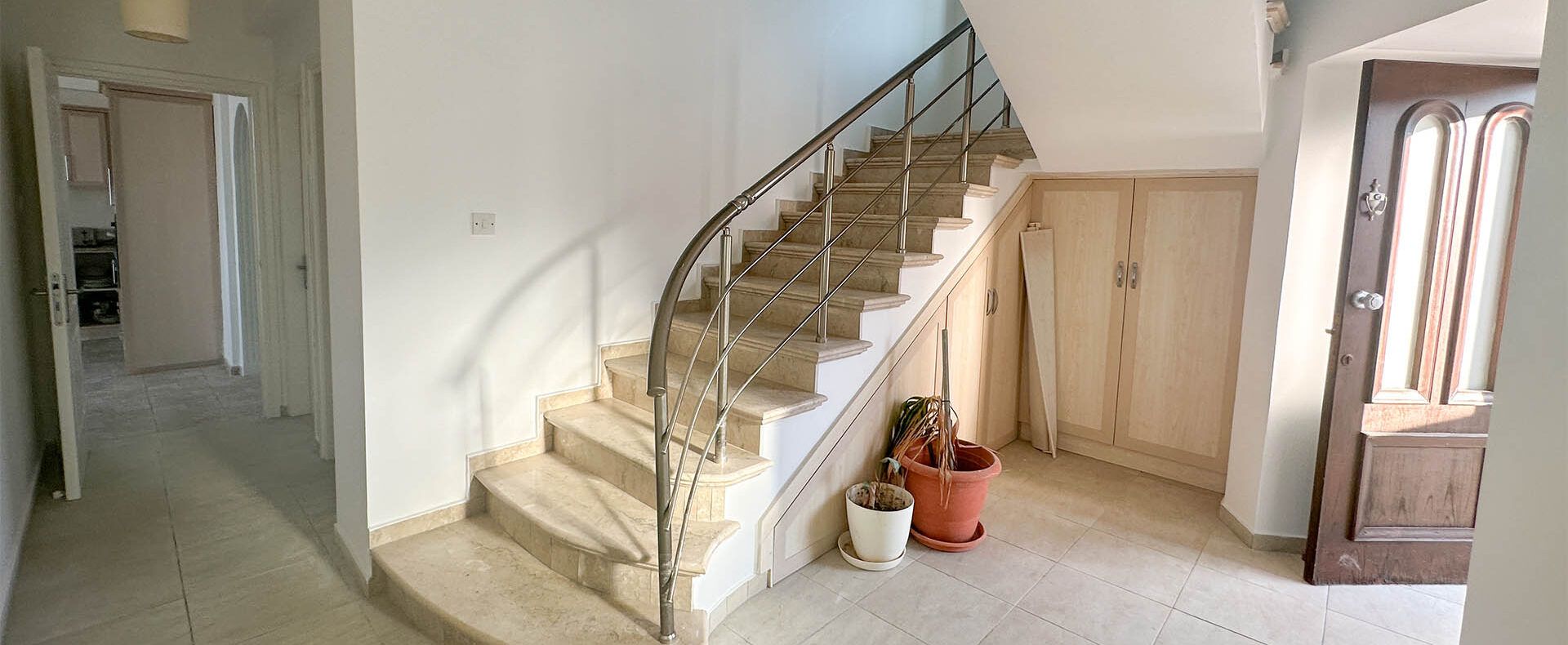 Girne Karşıyaka'da Satılık Deniz Manzaralı Özel Havuzlu Villa