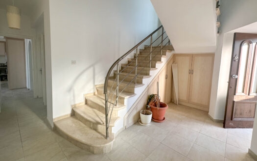 Girne Karşıyaka'da Satılık Deniz ve Dağ Manzaralı, Özel Havuzlu Villa