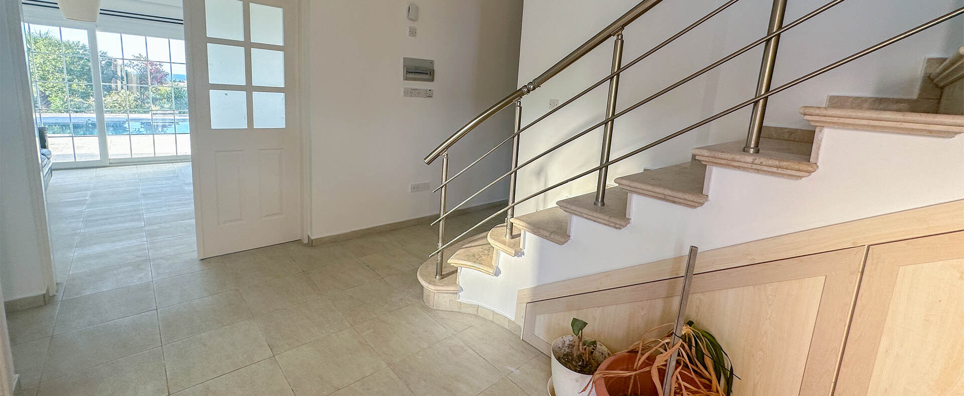 Girne Karşıyaka'da Satılık Deniz Manzaralı Özel Havuzlu Villa