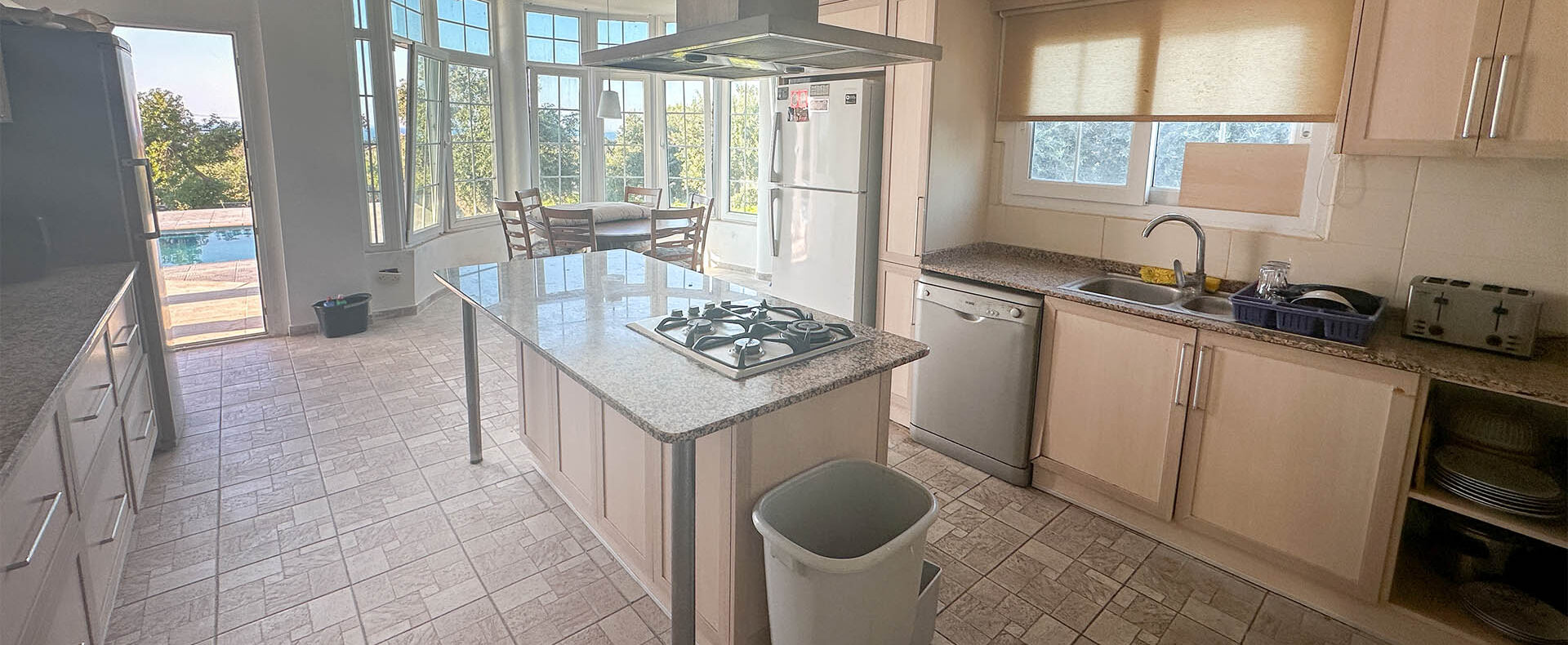 Girne Karşıyaka'da Satılık Deniz Manzaralı Özel Havuzlu Villa