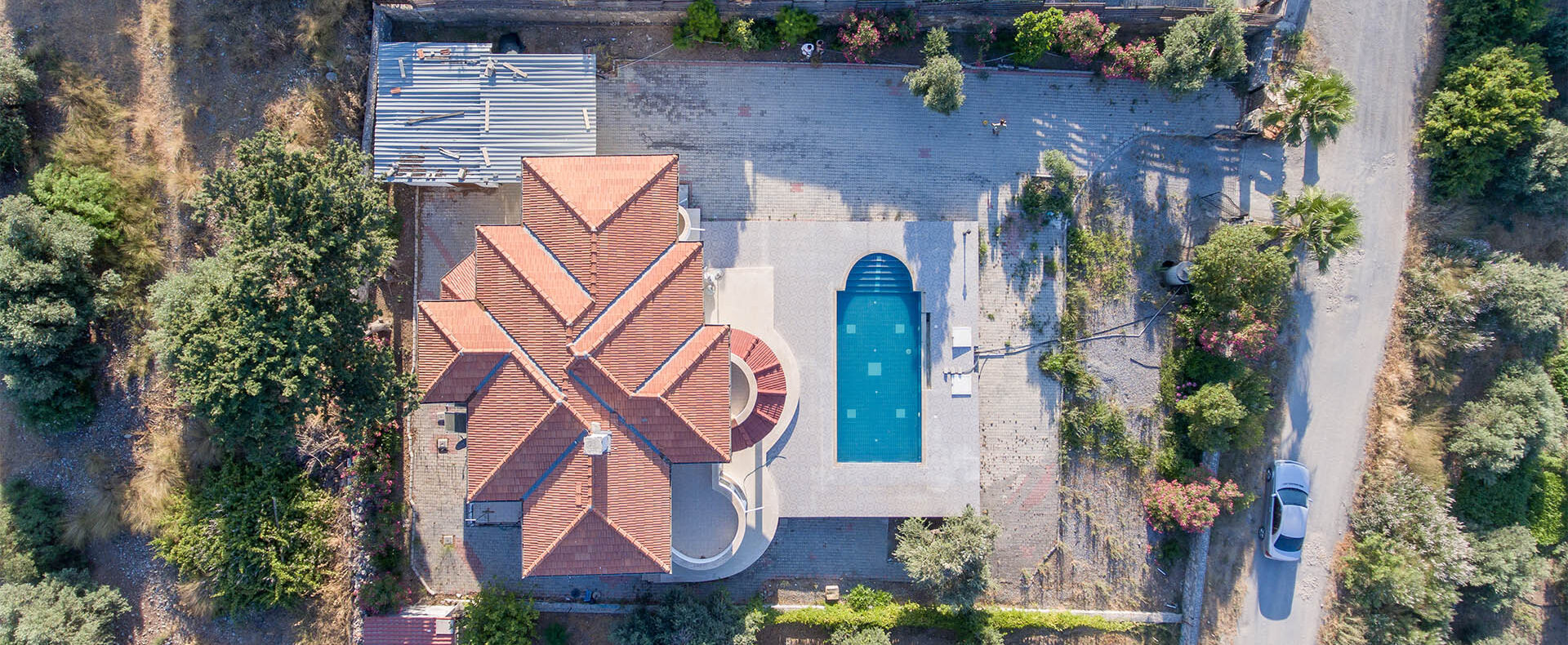 Girne Karşıyaka'da Satılık Deniz Manzaralı Özel Havuzlu Villa