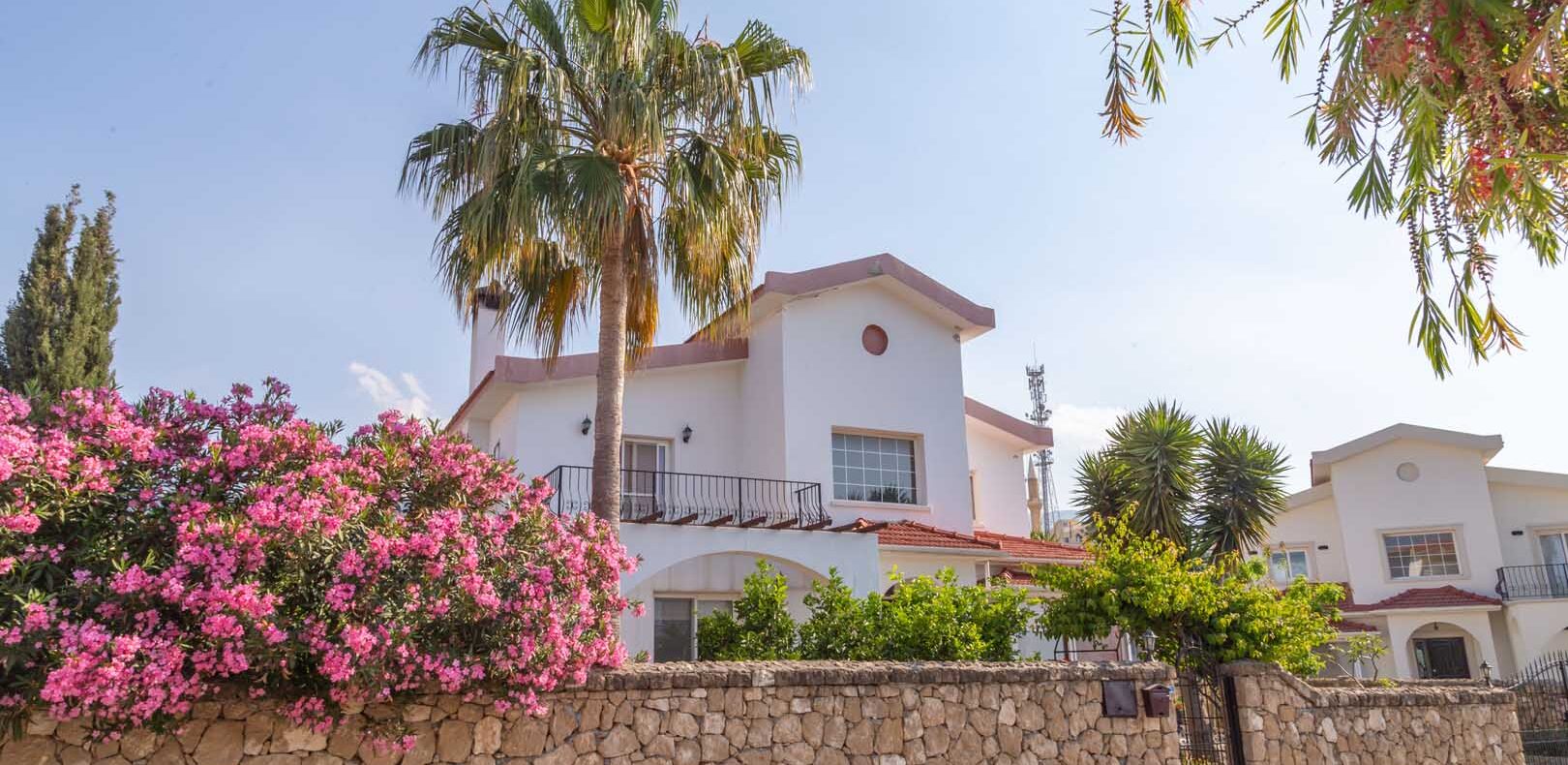 Girne Çatalköy'de Satılık Deniz ve Dağ Manzaralı Villa