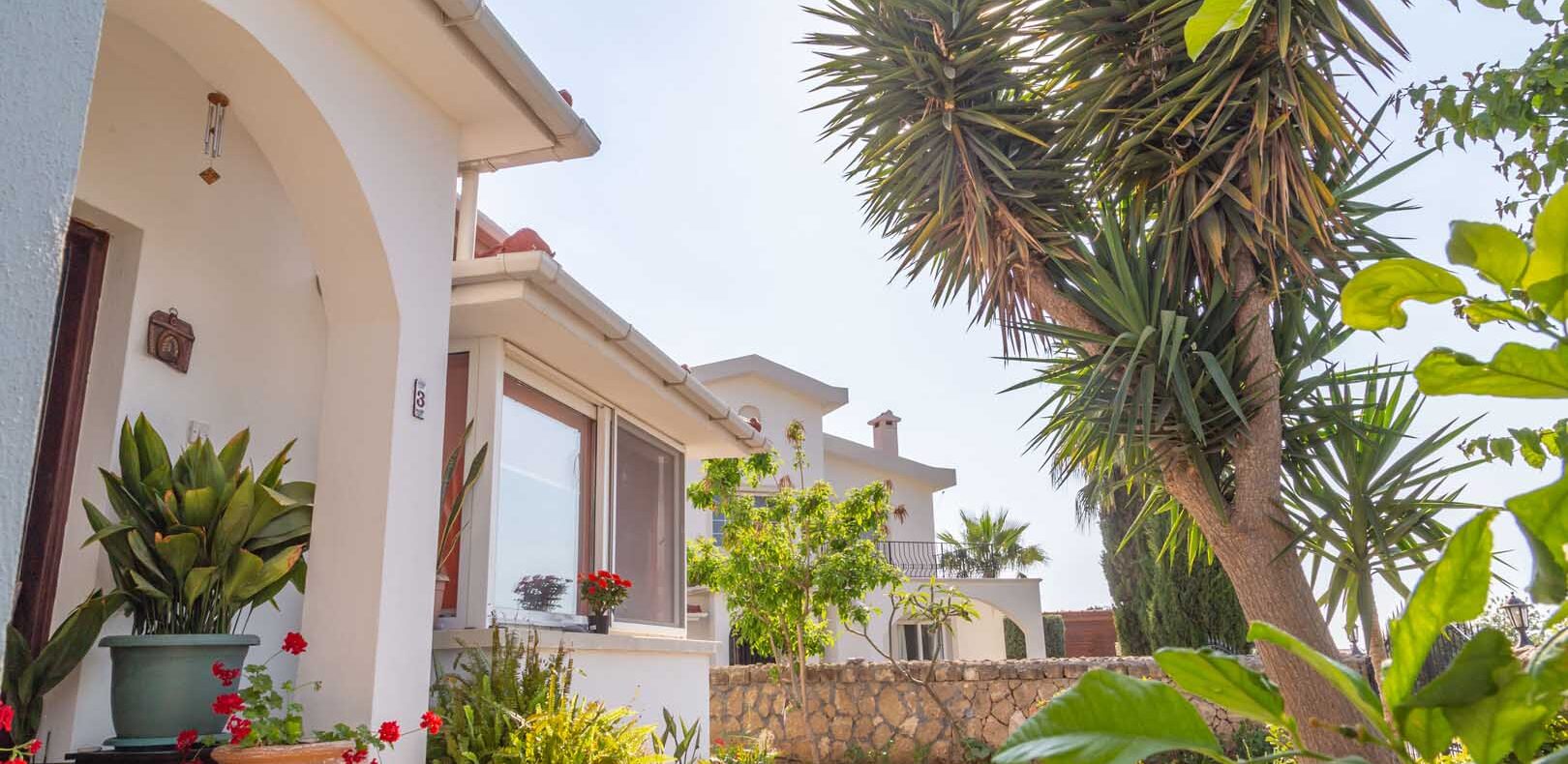 Girne Çatalköy'de Satılık Deniz ve Dağ Manzaralı Villa