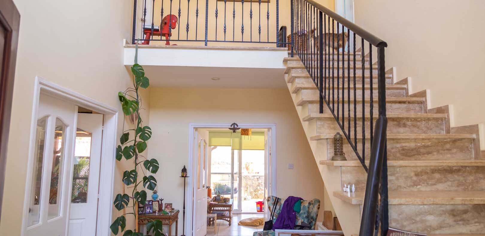 Girne Çatalköy'de Satılık Deniz ve Dağ Manzaralı Villa