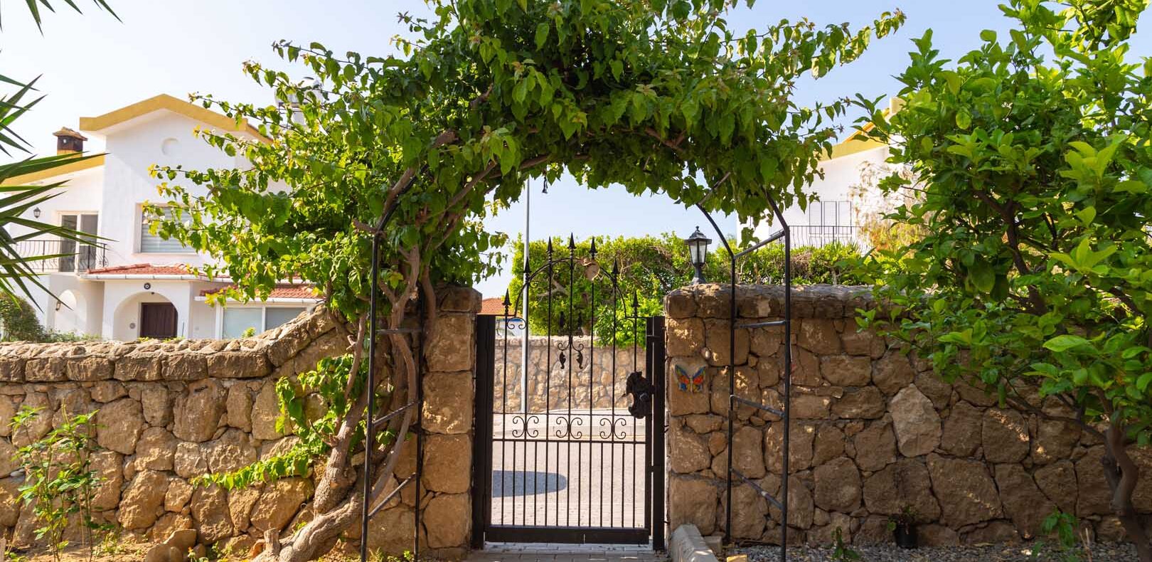 Girne Çatalköy'de Satılık Deniz ve Dağ Manzaralı Villa