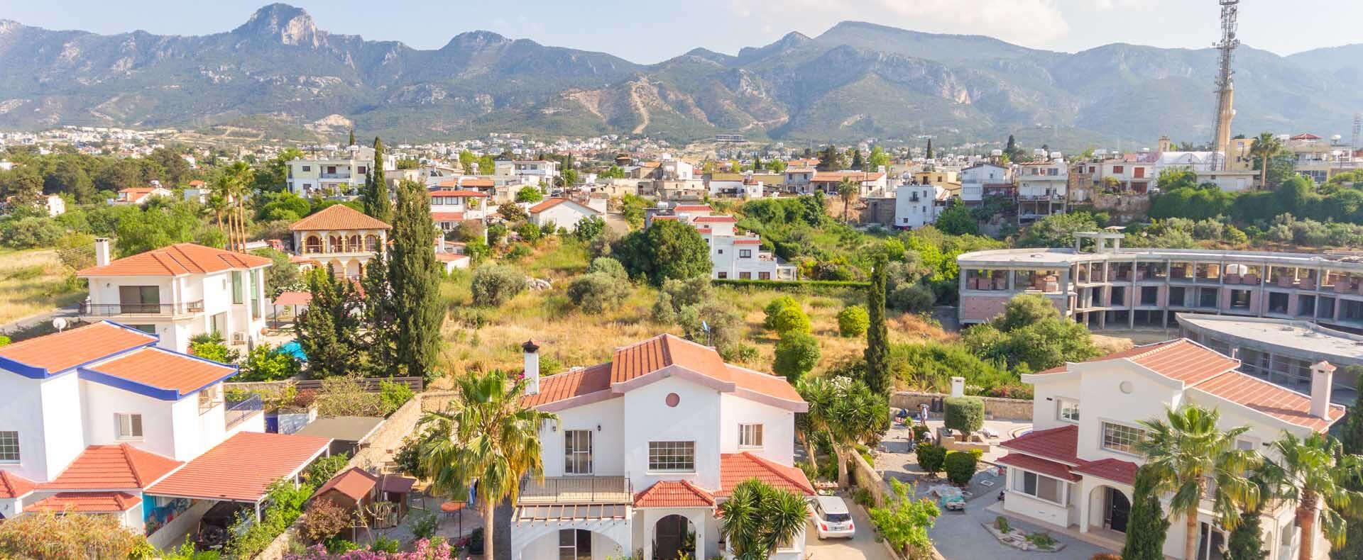 Girne Çatalköy'de Satılık Deniz ve Dağ Manzaralı Villa