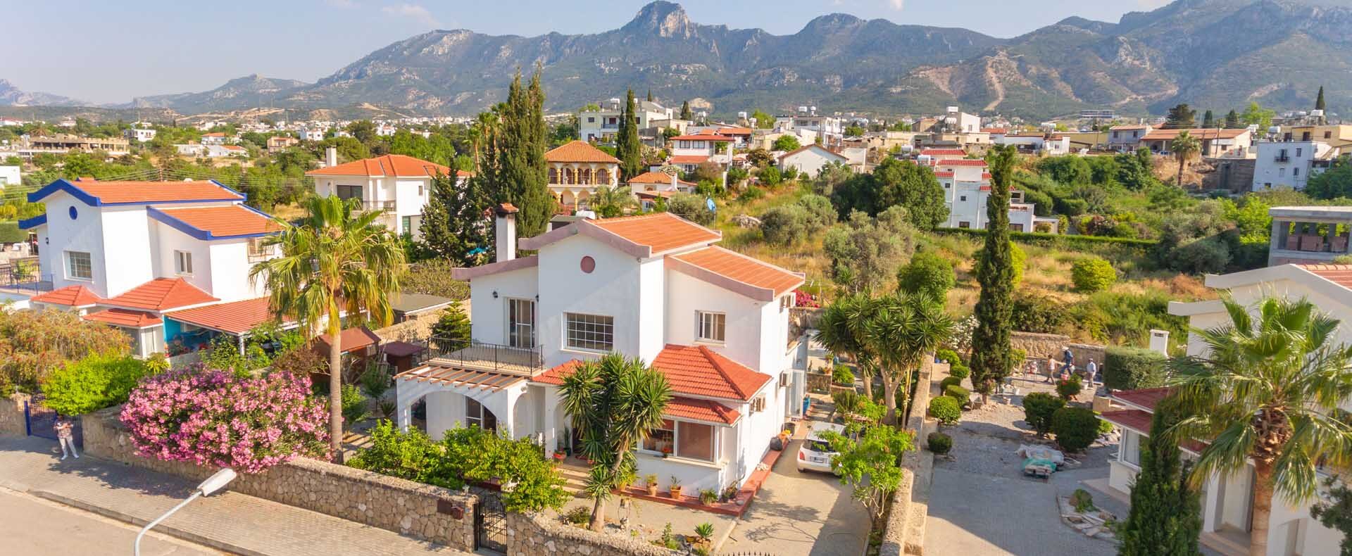 Girne Çatalköy'de Satılık Deniz ve Dağ Manzaralı Villa