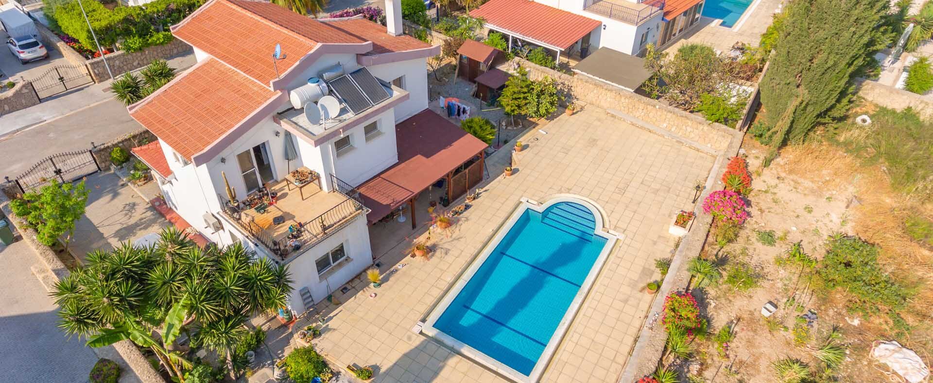 Girne Çatalköy'de Satılık Deniz ve Dağ Manzaralı Villa