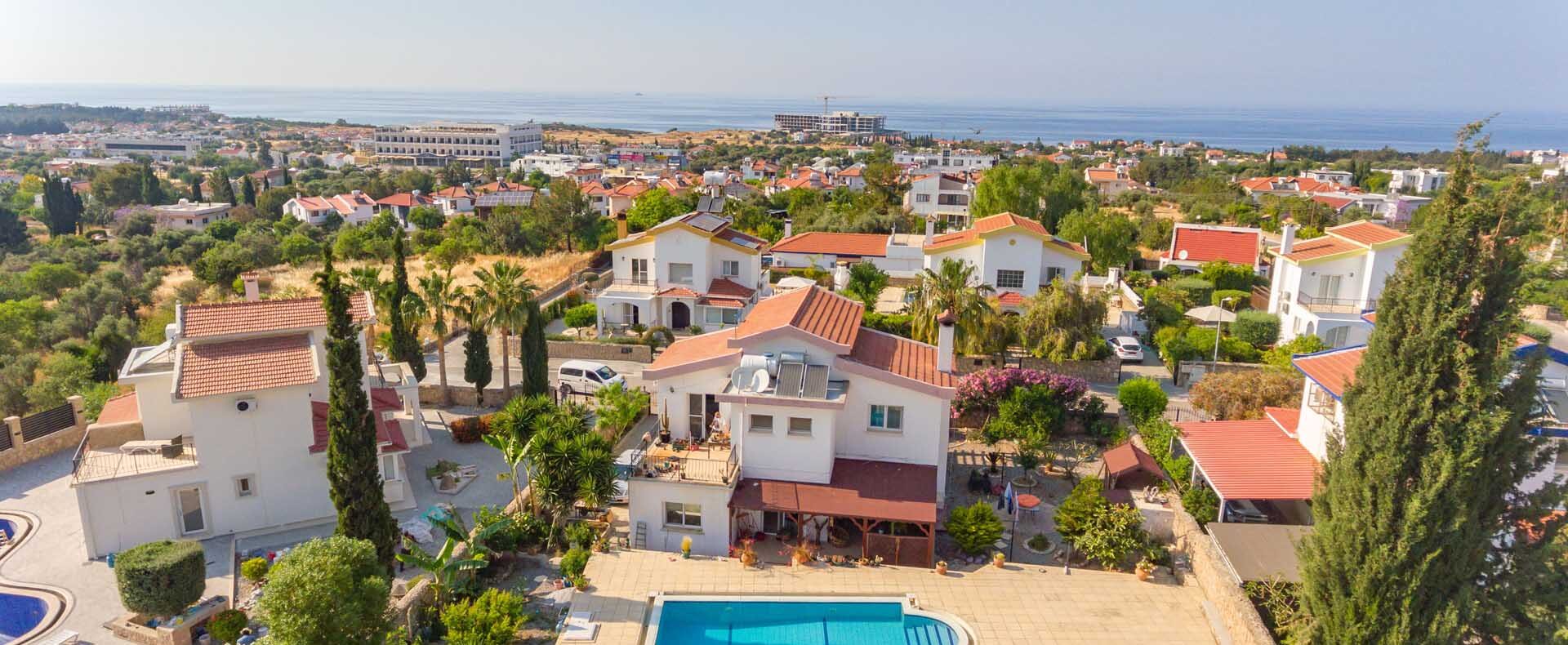 Girne Çatalköy'de Satılık Deniz ve Dağ Manzaralı Villa