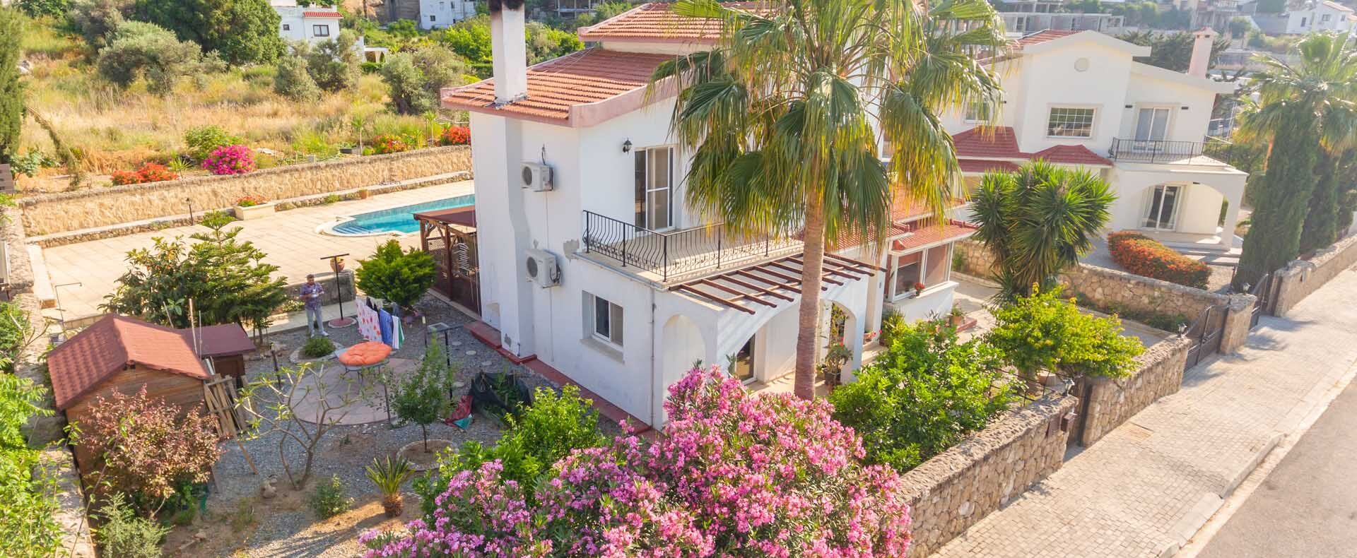 Girne Çatalköy'de Satılık Deniz ve Dağ Manzaralı Villa