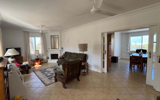 Girne Çatalköy’de Dağ ve Deniz Manzaralı 5+1 Satılık Villa