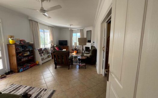 Girne Çatalköy’de Dağ ve Deniz Manzaralı 5+1 Satılık Villa