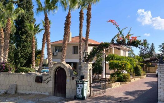 Girne Çatalköy’de Dağ ve Deniz Manzaralı 5+1 Satılık Villa