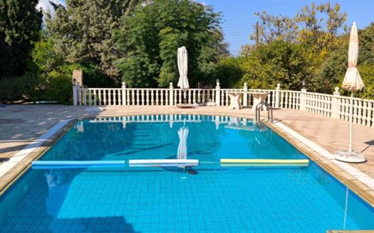 Girne Çatalköy’de Dağ ve Deniz Manzaralı 5+1 Satılık Villa