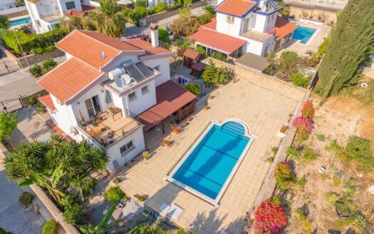 Girne Çatalköy’de Satılık Deniz ve Dağ Manzaralı Villa