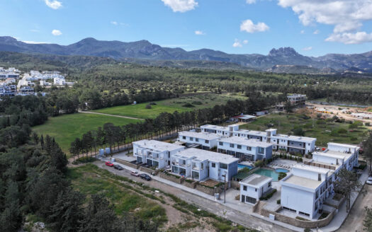 Girne Esentepe’de Dağ Manzaralı 1+1 Satılık Tatil Evi
