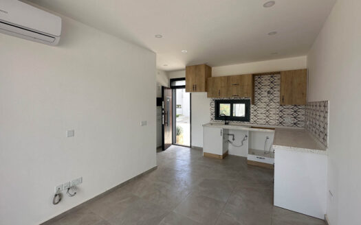 Girne Esentepe’de Dağ Manzaralı 1+1 Satılık Tatil Evi