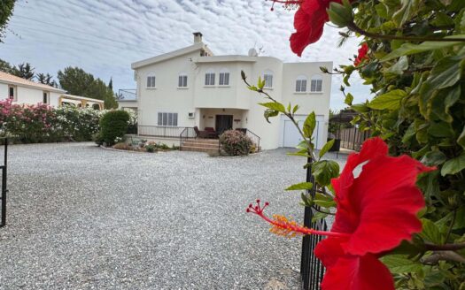 Girne Karşıyaka’da 280 m2 Dağ Manzaralı 5+1 Villa