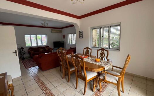 Girne Karşıyaka’da 280 m2 Dağ Manzaralı 5+1 Villa