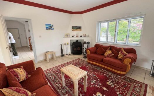 Girne Karşıyaka’da 280 m2 Dağ Manzaralı 5+1 Villa