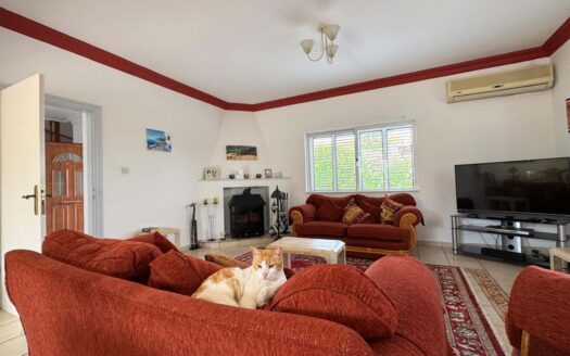 Girne Karşıyaka’da 280 m2 Dağ Manzaralı 5+1 Villa