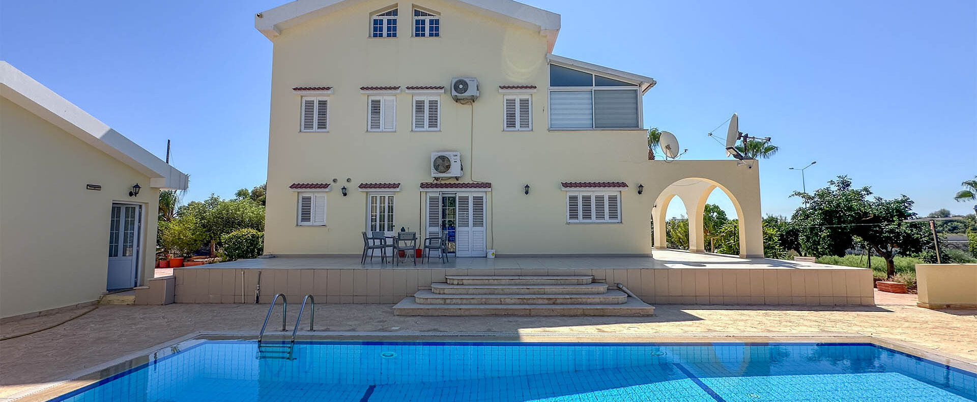 Kıbrıs Satılık Denize Yakın Özel Havuzlu Bahçeli Villa