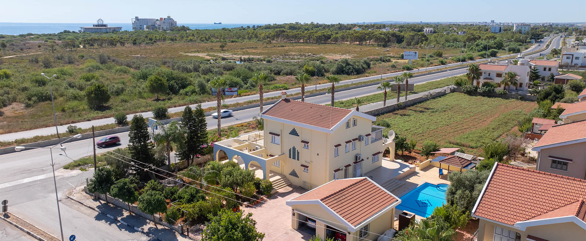 Kıbrıs Satılık Denize Yakın Özel Havuzlu Bahçeli Villa